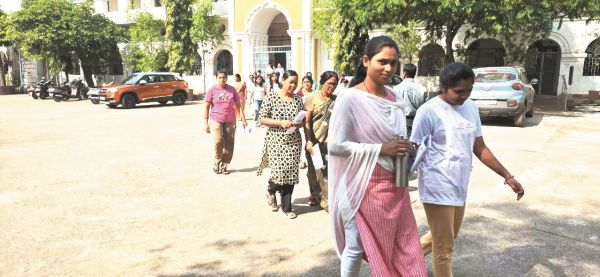 पुरूष-महिला स्वास्थ्य संयोजक परीक्षा में कड़ी जांच के बाद मिला दाखिला