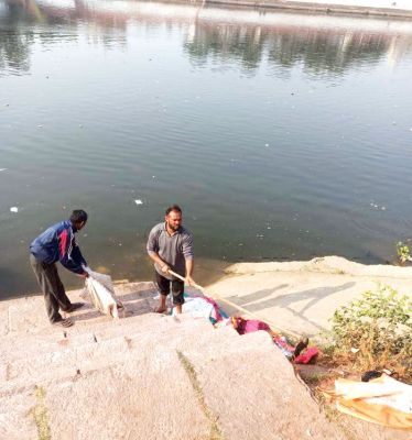 नगर निगम ने चलाया महादेवघाट में सफाई अभियान, सडक़ों से उठाया कचरा