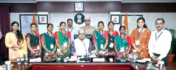 राजभवन में डेका ने विद्यार्थियों और लखपति दीदियों का किया सम्मान