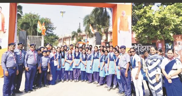 सामूहिक राष्ट्रीय गीत गायन में बसना के 60 स्काउट्स व गाइड्स हुए शामिल