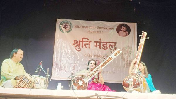 पद्मविभूषण पं. छन्नूलाल मिश्र की स्मृति में श्रुति मंडल, कुलपति ने दी सितार वादन की प्रस्तुति