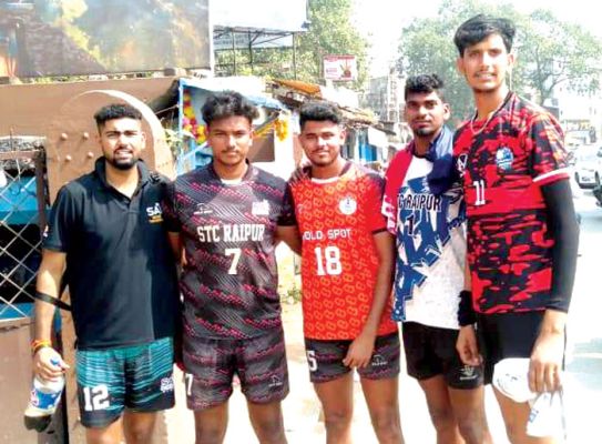 अपने से ऊंचे कद के चार  को देख ठिठके कदम...