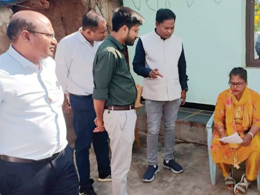  एसआईआर का कलेक्टर ने किया निरीक्षण