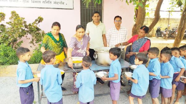 जन्मदिन पर शाला  में न्यौता भोज