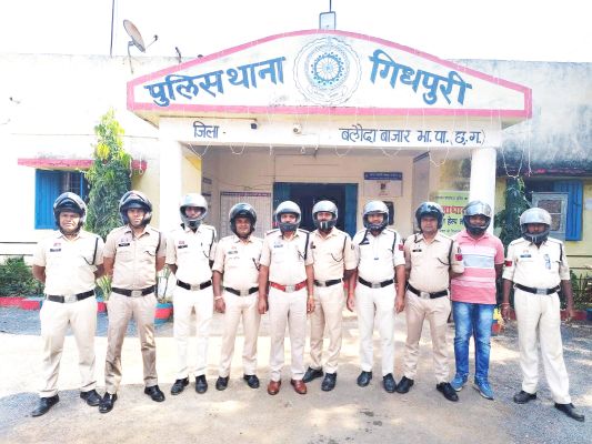 दोपहिया चलाने के दौरान हेलमेट पहन रहे पुलिस कर्मी