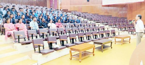 इसरो का शैक्षणिक भ्रमण, विद्यार्थियों ने वैज्ञानिक शुभांशु शक्ला से किए सवाल