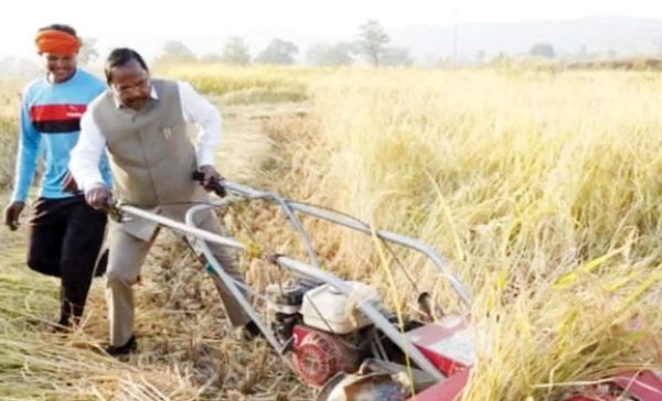 कृषि मंत्री ने पत्नी के साथ की धान की कटाई, किसानों से की मुलाकात
