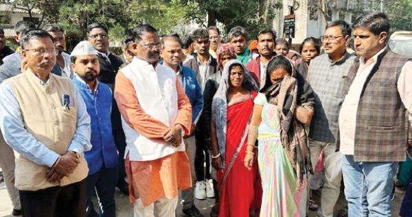 पुलिस अभिरक्षा में मौत, पूर्व मंत्री अमरजीत के साथ परिजनों ने घेरा आईजी कार्यालय