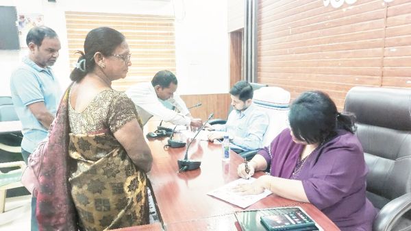 जनदर्शन : खेत में विद्युत टॉवर लगने पर समान मुआवजे की मांग