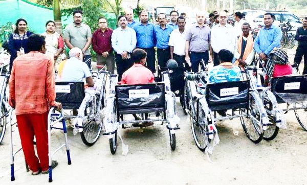 अदाणी फाउंडेशन ने पताड़ी सीएचसी को दिए उपकरण -सामान, दिव्यांगों को भी उपयोगी उपकरणों का सहयोग