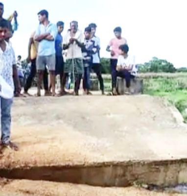 कुड़ेकेल नाले पर धंस चुकी पुलिया से होकर जोखिम के बीच बच्चे स्कूल जाने मजबूर