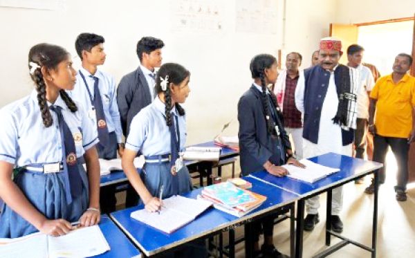 बस्तर विधायक लखेश्वर बघेल का बड़े चकवा  में स्वामी आत्मानंद स्कूल का निरीक्षण
