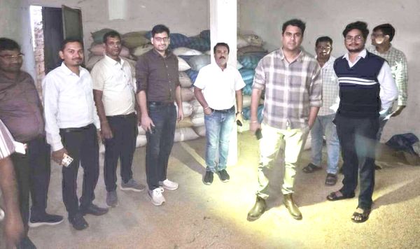 देर रात कई जगहों पर छापा, बड़ी मात्रा में अवैध धान जब्त