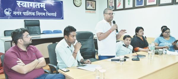 विशेष गहन पुनरीक्षण कार्य के लिए आयुक्त ने बीएलओ से किये चर्चा