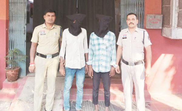 चाकू लेकर डराने-धमकाने वाले 2 पर कार्रवाई