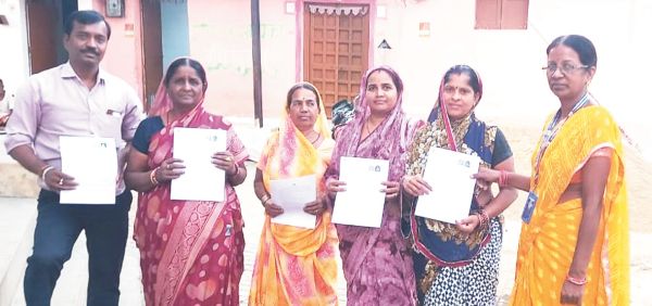 घर-घर पहुंचकर बीएलओ ने मतदाताओं को गणना प्रपत्र का वितरण किया