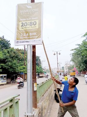 रोड डिवाइडर के खंबों में होर्डिंग लगाने वाले संस्थानों को नोटिस, 22 हजार जुर्माना वसूला