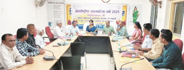 सहकार से समृद्धि के केन्द्रीय नोडल अधिकारी ने किया दुर्ग बैंक एवं समितियों का भ्रमण