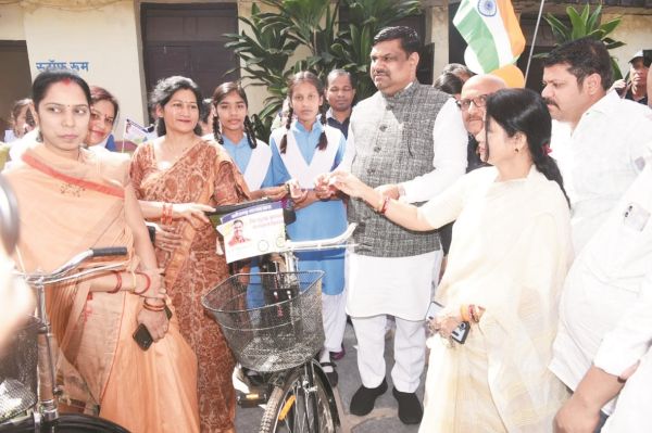 स्कूल शिक्षा मंत्री ने छात्राओं को किया सायकल वितरण