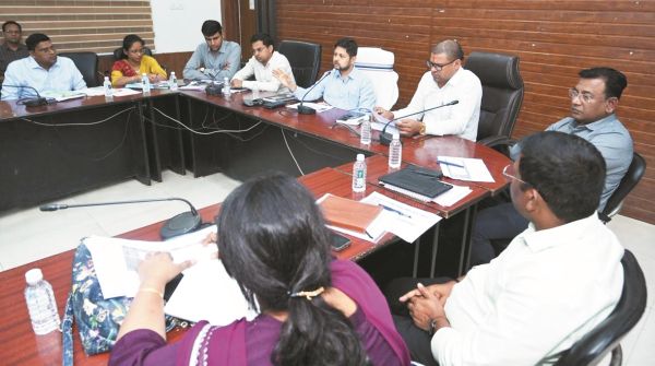 कलेक्टर ने जिले में एसआईआर की प्रगति व गणना प्रपत्र वितरण की समीक्षा