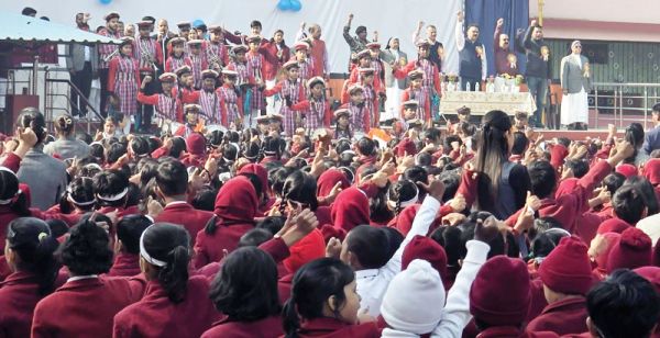 वंदे मातरम् की 150वीं वर्षगांठ पर कार्मेल स्कूल में गूंजे देशभक्ति के स्वर