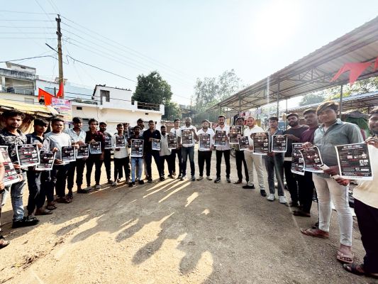 वोट चोरी को लेकर स्टीकर अभियान