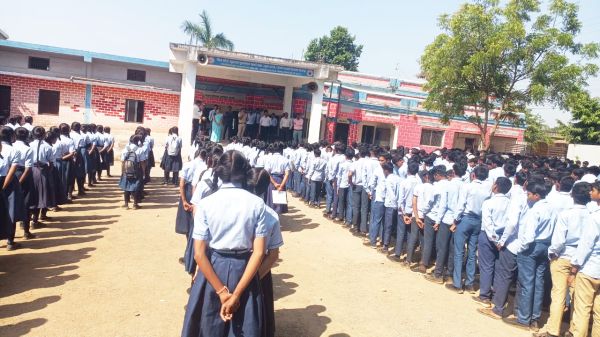 स्कूली बच्चों को यातायात व सायबर जागरूकता के बारे में दी जानकारी