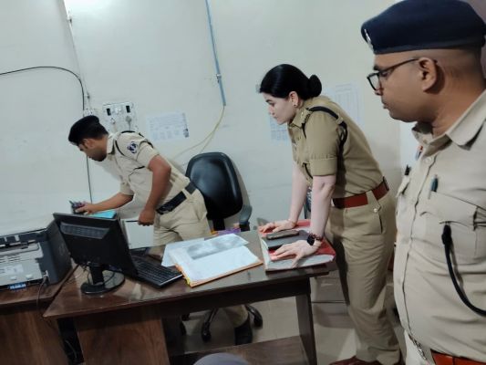 एसपी ने थाना व पुलिस चौकी का किया औचक निरीक्षण
