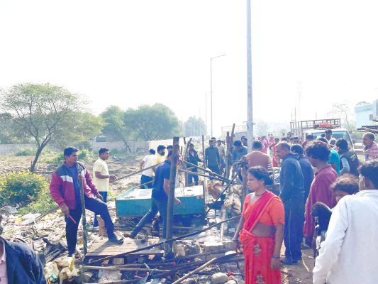 बेजा कब्जा पर चला बुलडोजर, नगरवासियों ने किया स्वागत