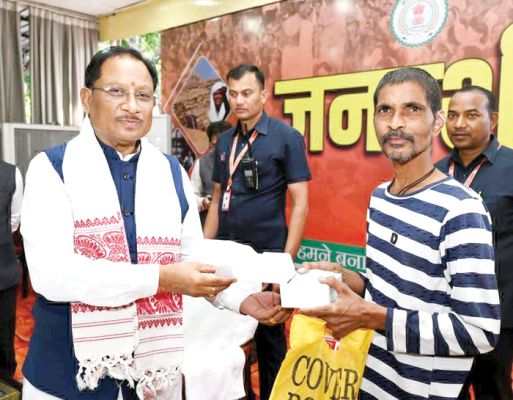 सीएम हाऊस में जनदर्शन: साय ने रमन को श्रवण यंत्र, पूनम को छात्रवृत्ति दें चिंता से मुक्त किया