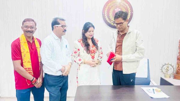 बीकमिंग आफ्टर बे्रकिंग पुस्तक का वित्त मंत्री ने किया विमोचन