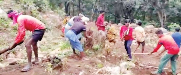 पहाड़ काट सडक़ बना रहे ग्रामीण, बार-बार गुहार लगाने के बाद भी सुनवाई नहीं