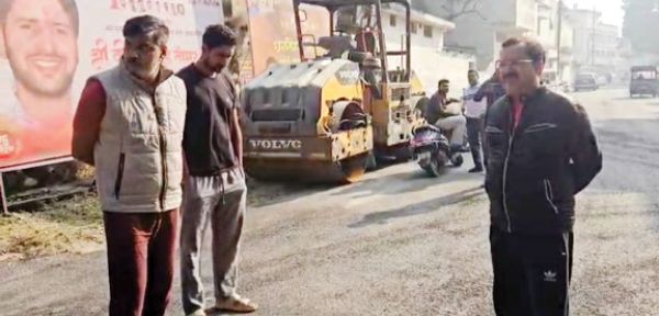 निर्माण के मात्र दूसरे दिन ही सडक़ें उखडऩे लगी