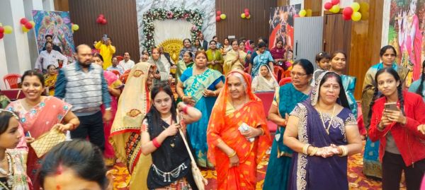 भागवत कथा सुनने उमड़े भक्त