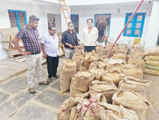 कलेक्टर ने सीमावर्ती धान खरीदी केंद्रों का किया निरीक्षण