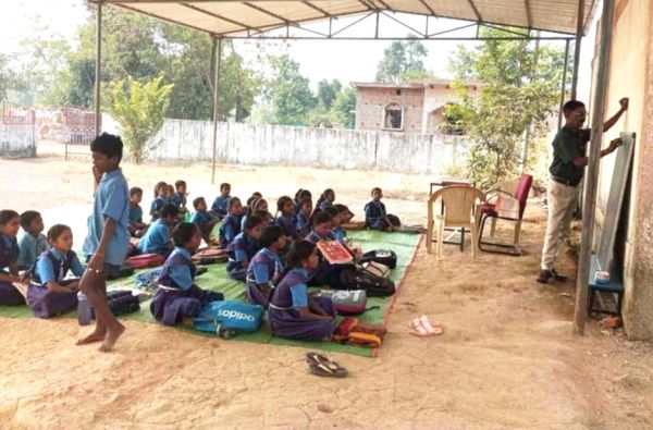 पढ़ाई टिन शेड के नीचे...