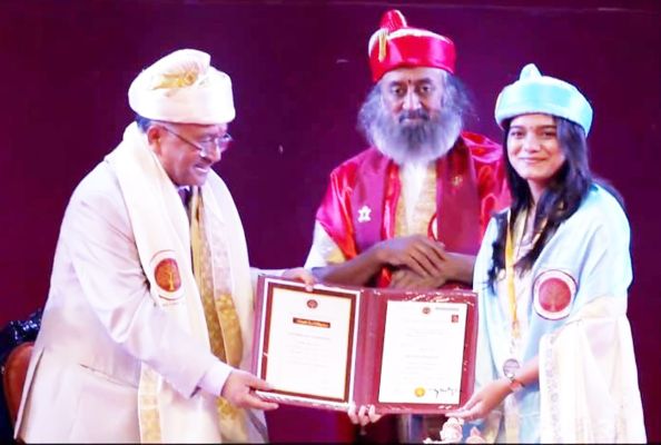 श्रीश्री रविशंकर यूनिवर्सिटी का दीक्षांत समारोह में दुर्ग की विश्वेशा को स्वर्ण