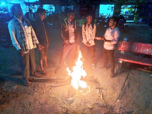 ठण्ड बढ़ी, चौक- चौराहों पर अलाव  की व्यवस्था