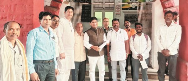 रेल परियोजना: भूमि अधिग्रहण में मनमानी के विरोध में सौंपा ज्ञापन