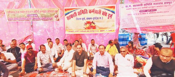 हड़ताली कर्मचारियों ने धान के बोरों के साथ किया प्रदर्शन