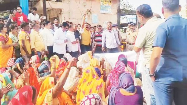 ग्रीन सस्टेनेबल कंपनी की प्रस्तावित जनसुनवाई का विरोध, हजारों ग्रामीणों ने घेरा कलेक्टोरेट