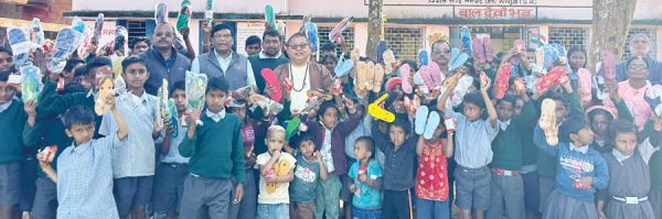 मैनपाट में बाल दिवस बना खास, 115 स्कूलों के बच्चों को तिब्बती धर्म गुरु लामा जी ने दिया उपहार