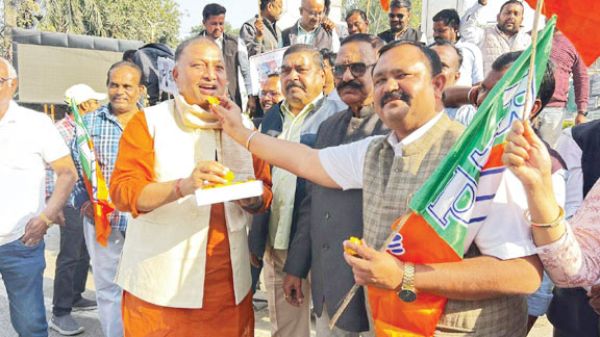 बिहार में एनडीए की प्रचंड जीत पर भाजपा सरगुजा में जश्न, पटाखे फोडक़र मनाई खुशी