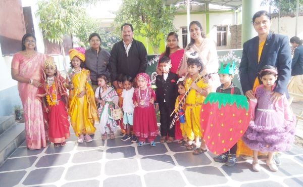 स्कूल में मना  बाल दिवस