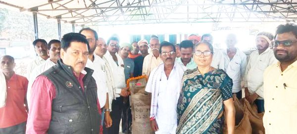 छन्नू साहू ने किया धान खरीदी की शुभारंभ