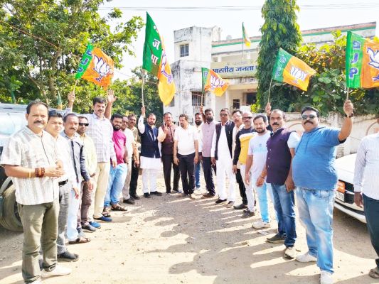 बिहार में एनडीए की ऐतिहासिक जीत, भाजपाइयों ने मनाया जश्न