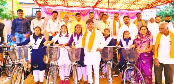 छात्राओं को मिली साइकिल