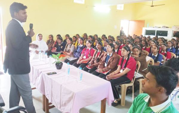 बच्चे देश का भविष्य, संवारना सबकी जिम्मेदारी-आफरीन