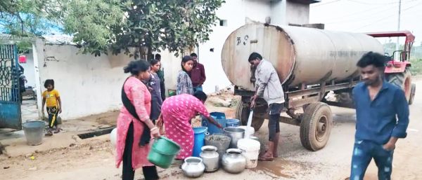 पाइपलाइन जगह-जगह से फ ट रही, दो दिनों से नलों में पानी नहीं, टैंकरों से आपूर्ति