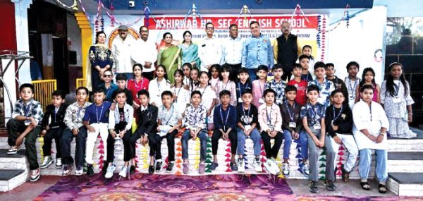 बच्चों के साथ मिलकर उठाया न्योता भोज का आनंद